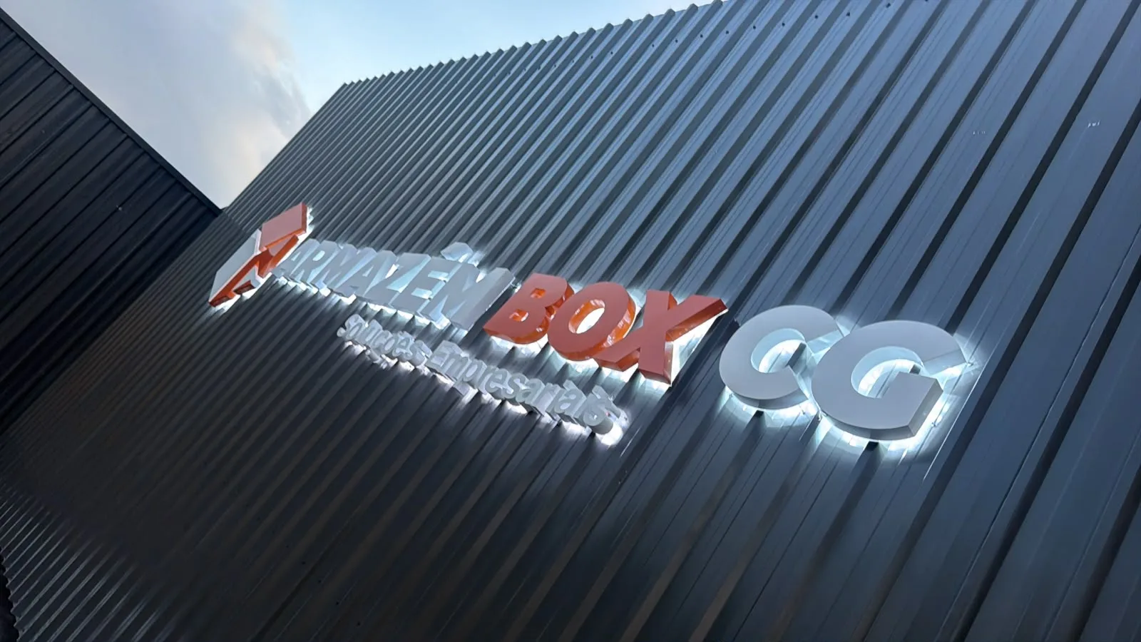 Letreiro luminoso 3D do Armazém Box CG